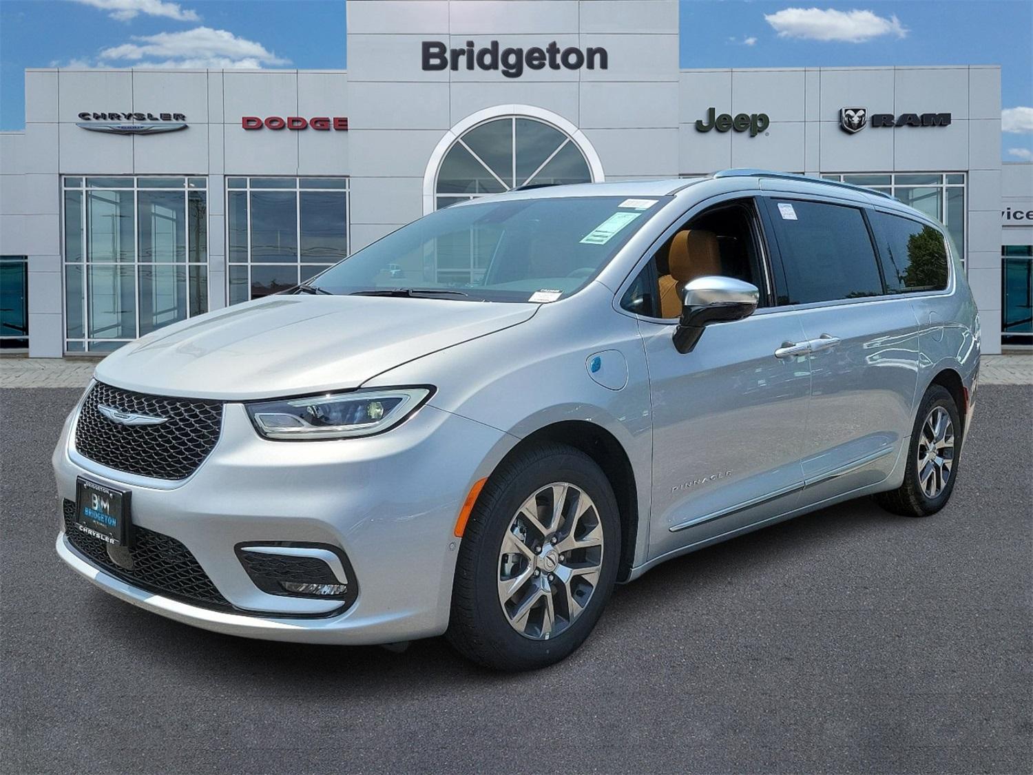 Thumbnail image of 2023 Chrysler Pacifica Plug-In Hybrid at Bridgeton Auto Mall