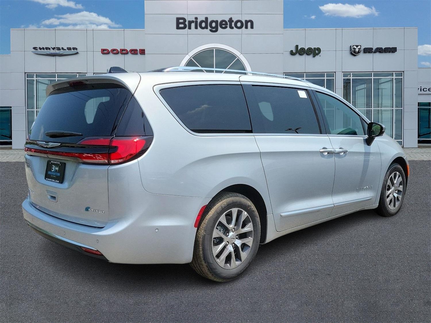 Thumbnail image of 2023 Chrysler Pacifica Plug-In Hybrid at Bridgeton Auto Mall