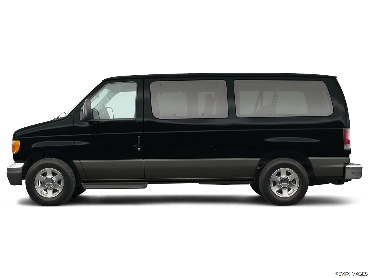 Image of 2005 Ford E-Series E-150 Chateau 3dr Passenger Van