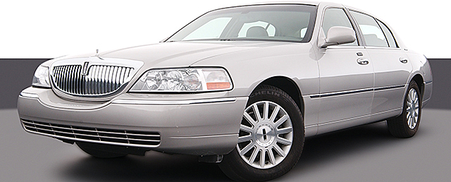 2004 Lincoln Town Car Executive L at Auto Doctor